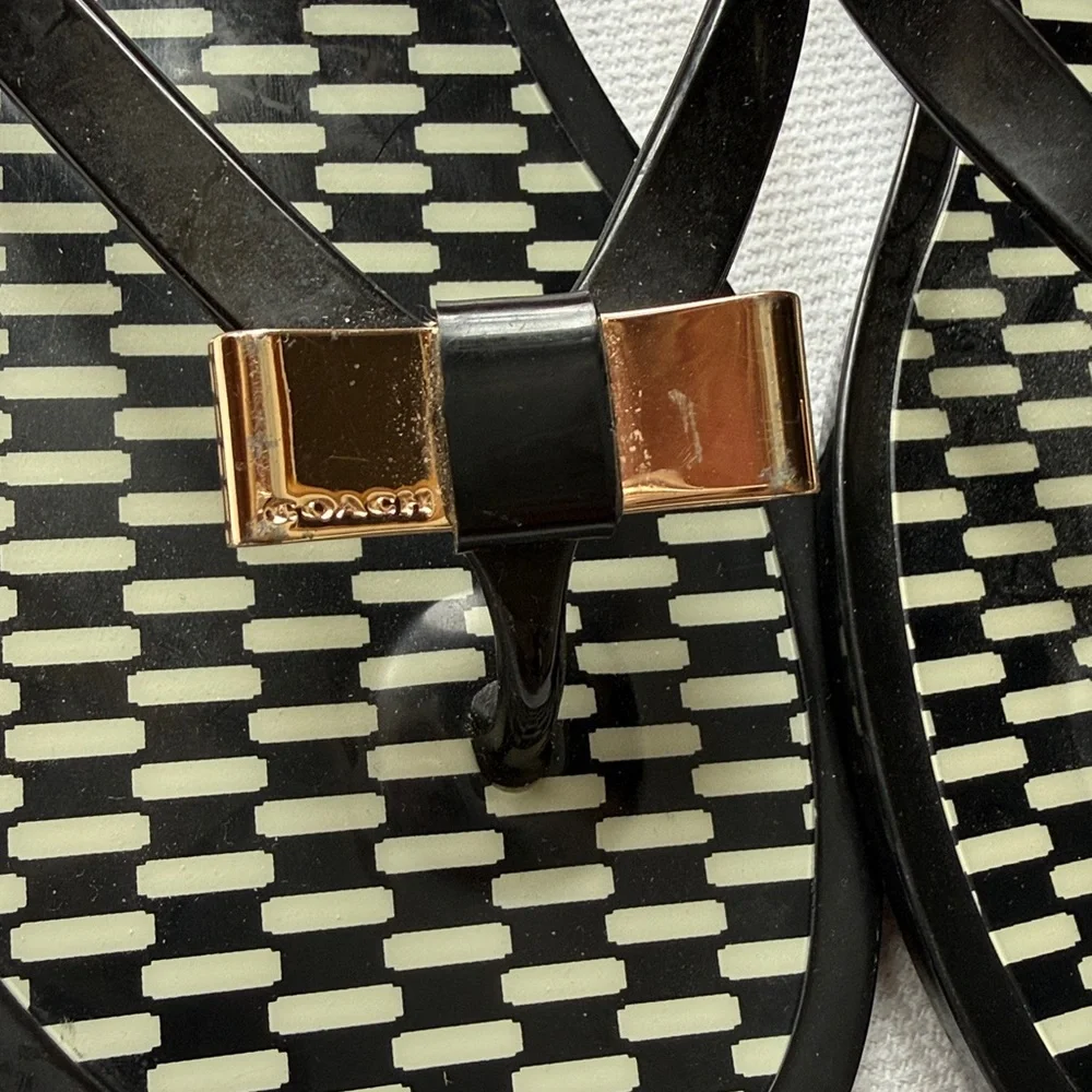 Coach Landon Jelly Thong Sandals With Gold Metal Bow Size 7 - Picture 6 of 10